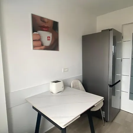 Апартаменти Ely Glow Decebal Piata Alba Iulia Бухарест